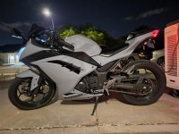 più alto raccomandato. Decidere di andare con loro è stata un'ottima scelta. Le carenature si adattano perfettamente, il colore era esattamente quello che volevo, mi hanno persino inviato immagini di esempio e mi hanno permesso di regolare il colore di conseguenza. PENSAVO di volere il grigio metallizzato, dopo aver ricevuto l'immagine campione mi sono reso conto che volevo solo un gloss, hanno immediatamente cambiato il colore e giorni dopo mi hanno inviato altre immagini campione del gloss. Controlla spesso la tua email. Comunicano bene e ti aggiorneranno attraverso i passaggi. Il controllo delle immagini di esempio può aiutare a velocizzare le cose.